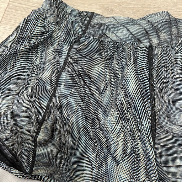 Lululemon Hotty Hot Low-Rise Lined Short - Picture 2 of 4